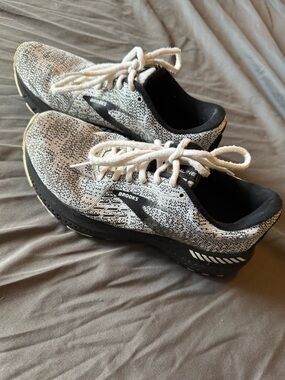 Brooks Running Sneakers Womens Sz.7